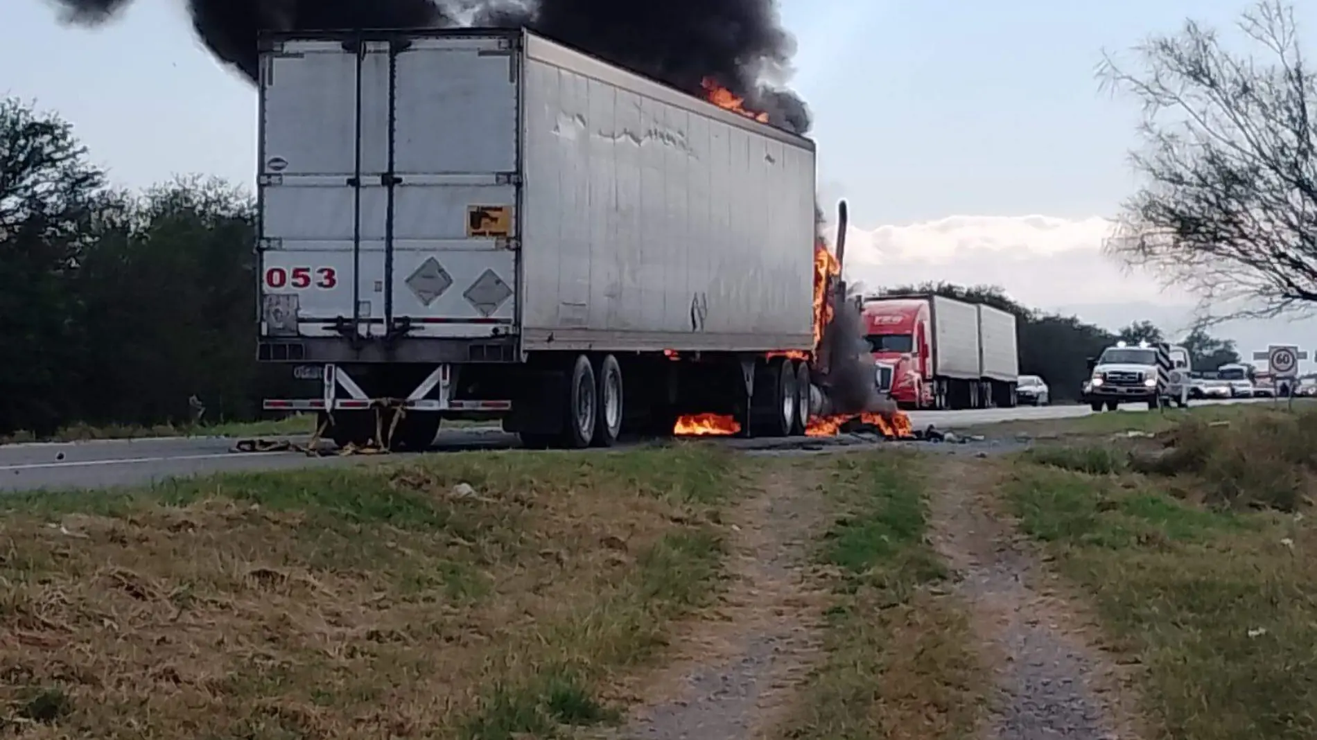 El incendio de un tráiler en la carretera federal 101 en Tamaulipas movilizó a elementos de los cuerpos de emergencia y policíacos